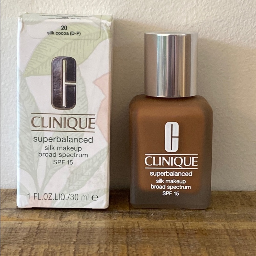 Clinique Super Balanced Silk Make-Up - SPF 15